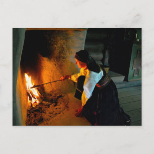 Postal Mujer noruega cuidando el fuego de la tierra
