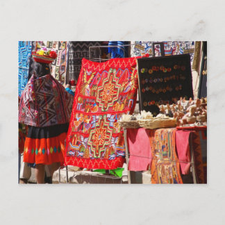 Postal Mujer peruana india mirando coloridos textiles
