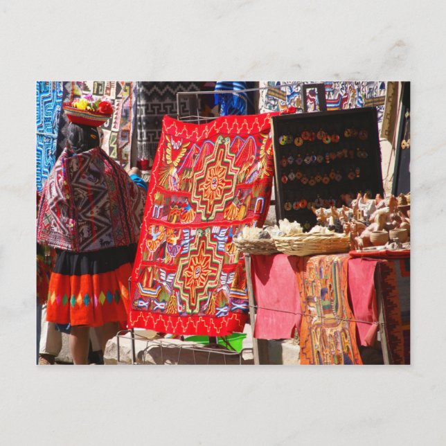 Postal Mujer peruana india mirando coloridos textiles (Anverso)
