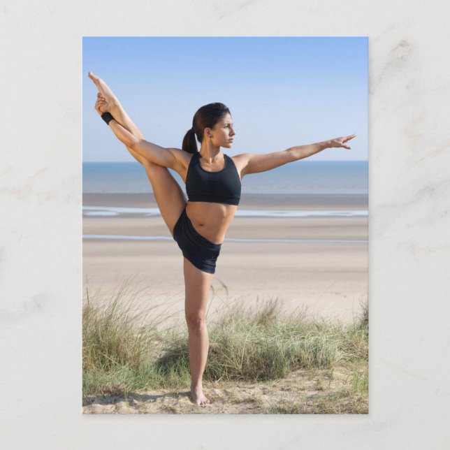 Postal mujer practicando yoga en la playa (Anverso)