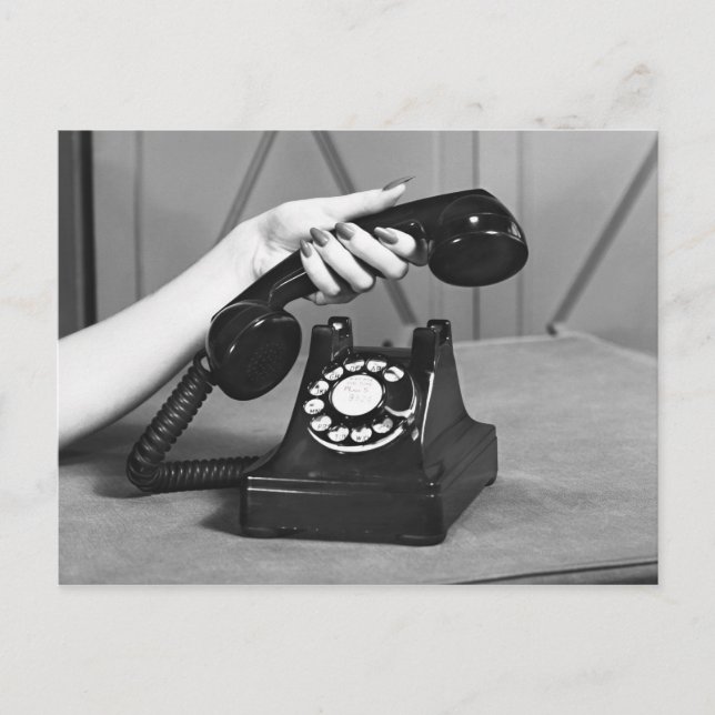 Postal Mujer recogiendo el cierre del teléfono (Anverso)