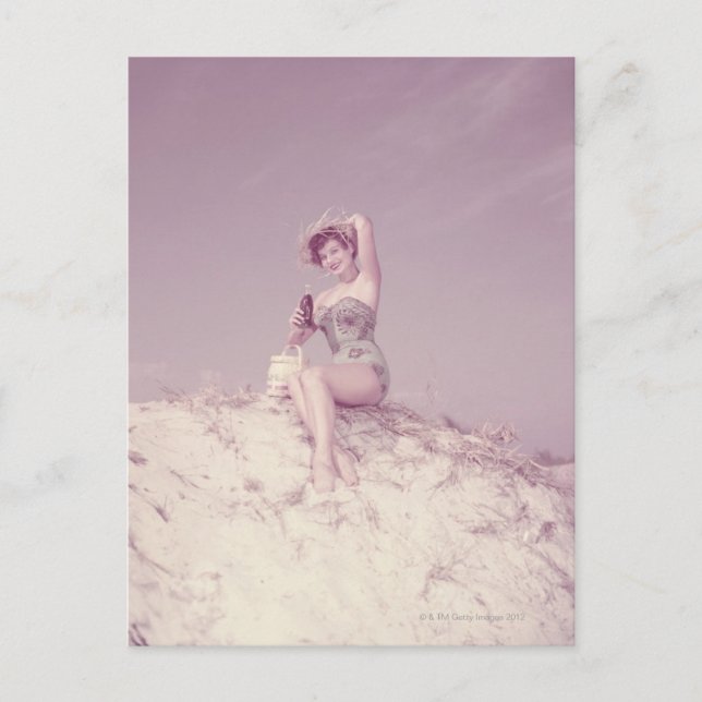 Postal Mujer relajándose en la playa (Anverso)