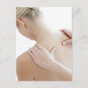 Postal Mujer relajándose en un spa mientras recibe un