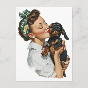 Postal Mujer Retro Besando a Cute Dachshund