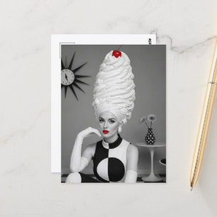 Postal Mujer Retro con Crema Batida y un Cabello de Cerez