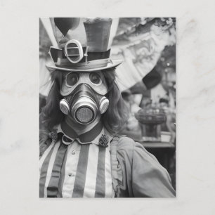 Postal Mujer Retro con Máscara de Gas en un Carnaval