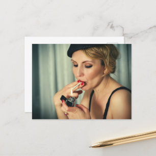 Postal Mujer retro fumando