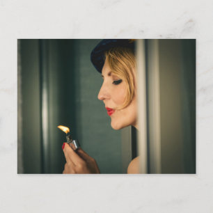 Postal Mujer retro fumando