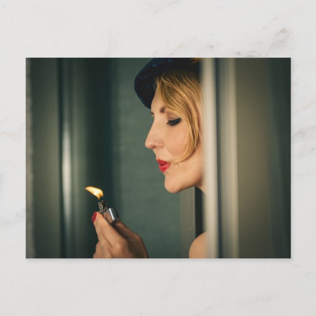 Postal Mujer retro fumando (Anverso)