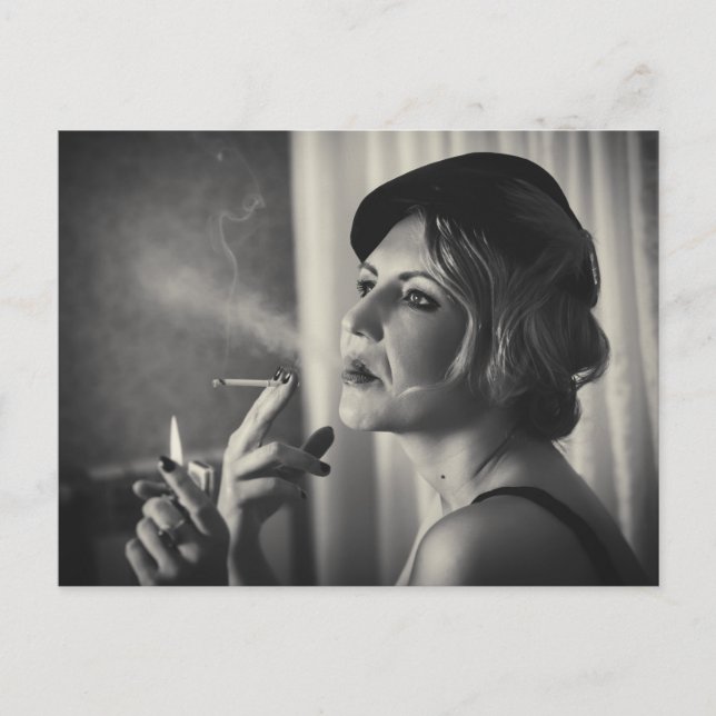 Postal Mujer retro fumando (Anverso)