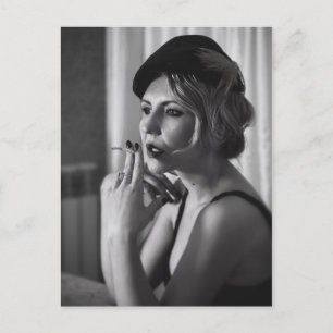 Postal Mujer retro fumando