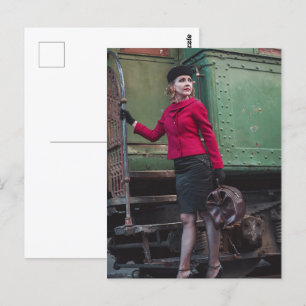 Postal Mujer retro vintage en la estación de tren