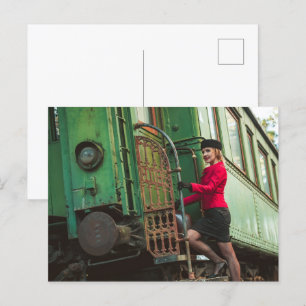 Postal Mujer retro vintage en la estación de tren