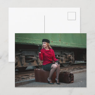 Postal Mujer retro vintage en la estación de tren