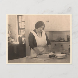 Postal Mujer rodando masa en una cocina vintage