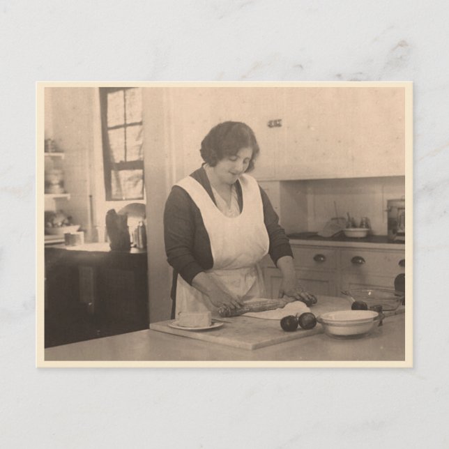Postal Mujer rodando masa en una cocina vintage (Anverso)