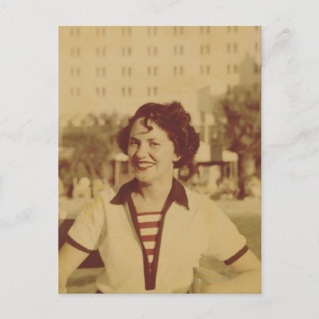 Postal Mujer sentada afuera (Anverso)