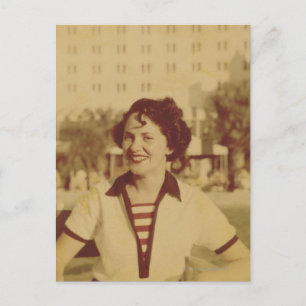 Postal Mujer sentada afuera