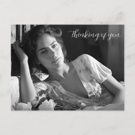 Postal Mujer sentada en la cama Foto de B&W