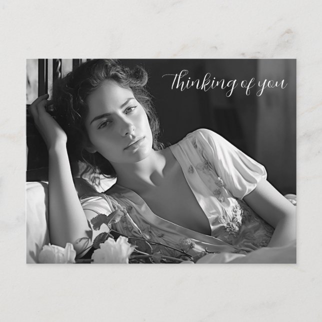 Postal Mujer sentada en la cama Foto de B&W (Anverso)