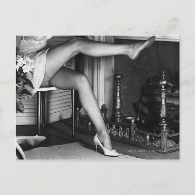 Postal Mujer sentada frente a la chimenea B&W (Anverso)