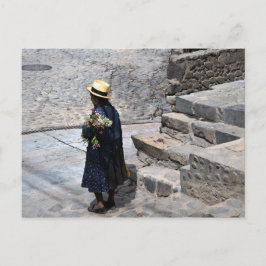 Postal Mujer sosteniendo flores, Ollantaytambo, Perú