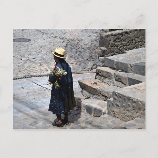 Postal Mujer sosteniendo flores, Ollantaytambo, Perú (Anverso)