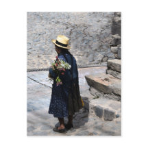 Mujer sosteniendo flores, Ollantaytambo, Perú (Ver