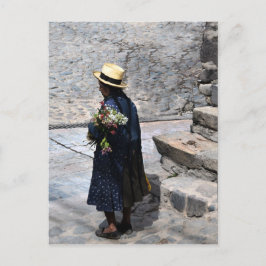 Postal Mujer sosteniendo flores, Ollantaytambo, Perú (Ver
