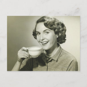 Postal Mujer sosteniendo tazas