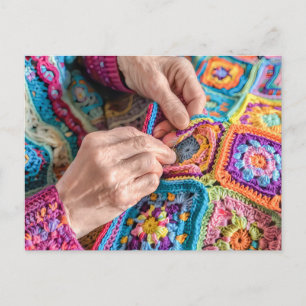 Postal Mujer sosteniendo una bolsa de monedas de ganchill
