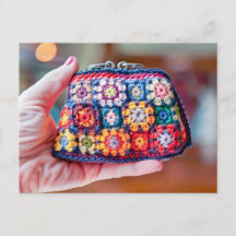 Mujer sosteniendo una bolsa de monedas tejida al c