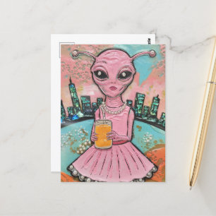 Postal Mujer surrealista: Alien rosa con jugo Naranja