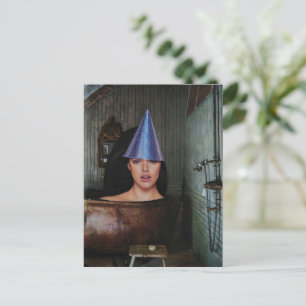 Postal Mujer surrealista de fiesta en bañera de cobre rús