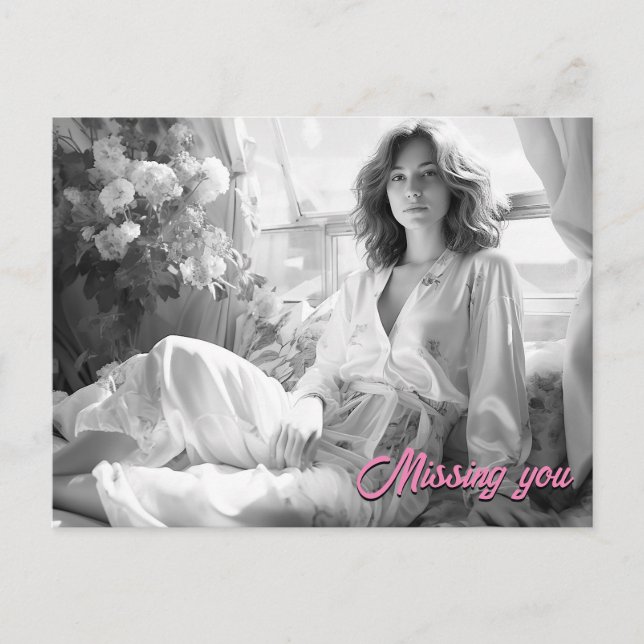 Postal Mujer tendida sobre hojas de seda blancas foto de  (Anverso)