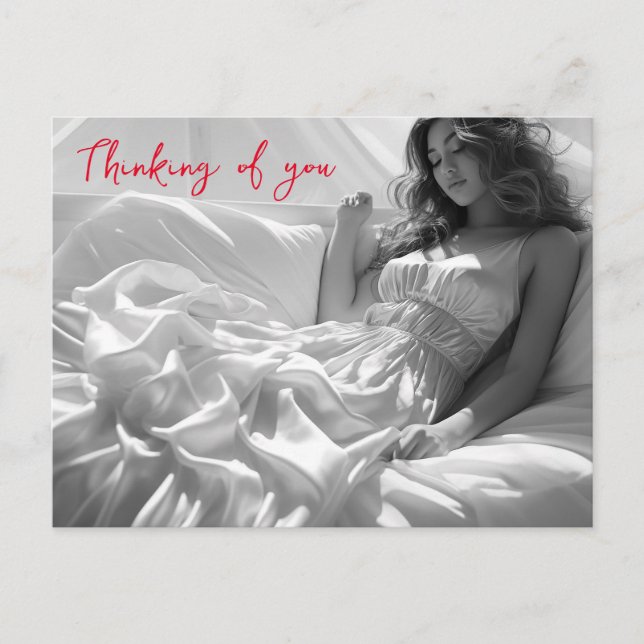 Postal Mujer tendida sobre hojas de seda blancas foto de  (Anverso)