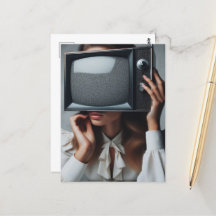 Mujer ventilado sostiene televisión frente a su ca