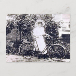 Postal Mujer victoriana con cosecha en bicicleta