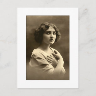 Postal mujer victoriana con los brazos cruzados