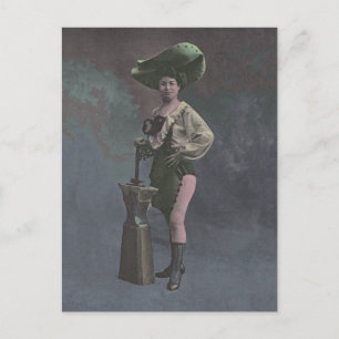 Postal Mujer victoriana con un malvado mostrando sus pier