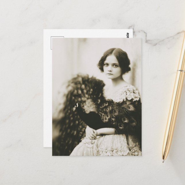 Postal Mujer Vintage con Plumas de Pavo Real (Anverso/Reverso In Situ)