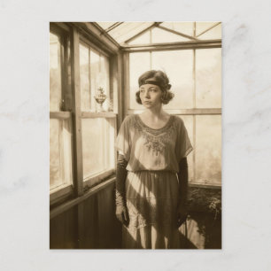 Postal Mujer vintage en una foto sepia de invernadero