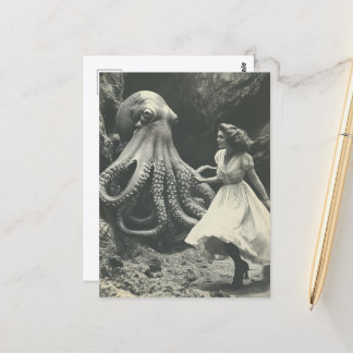 Postal Mujer Vintage y Pulpo Gigante