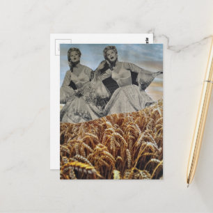 Postal Mujeres Cantando Divertidas en un Collage de Campo