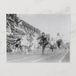 Postal Mujeres corriendo obstáculos bajos