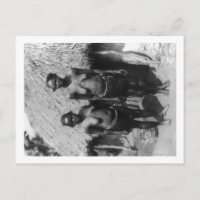 Mujeres nubias paradas frente a la fotografía de l