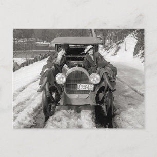 Postal Mujeres posando en automóvil, 1920