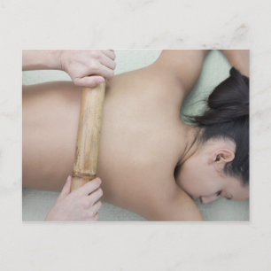 Postal Mujeres que reciben tratamiento de spa