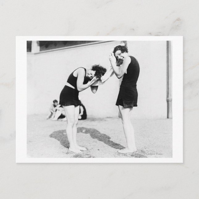 Postal Mujeres secándose el pelo en la playa (Anverso)