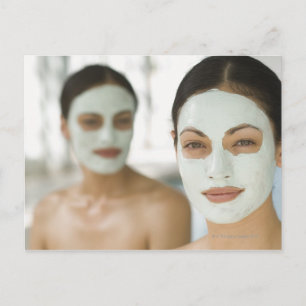 Postal Mujeres sonriendo con máscaras de barro de belleza